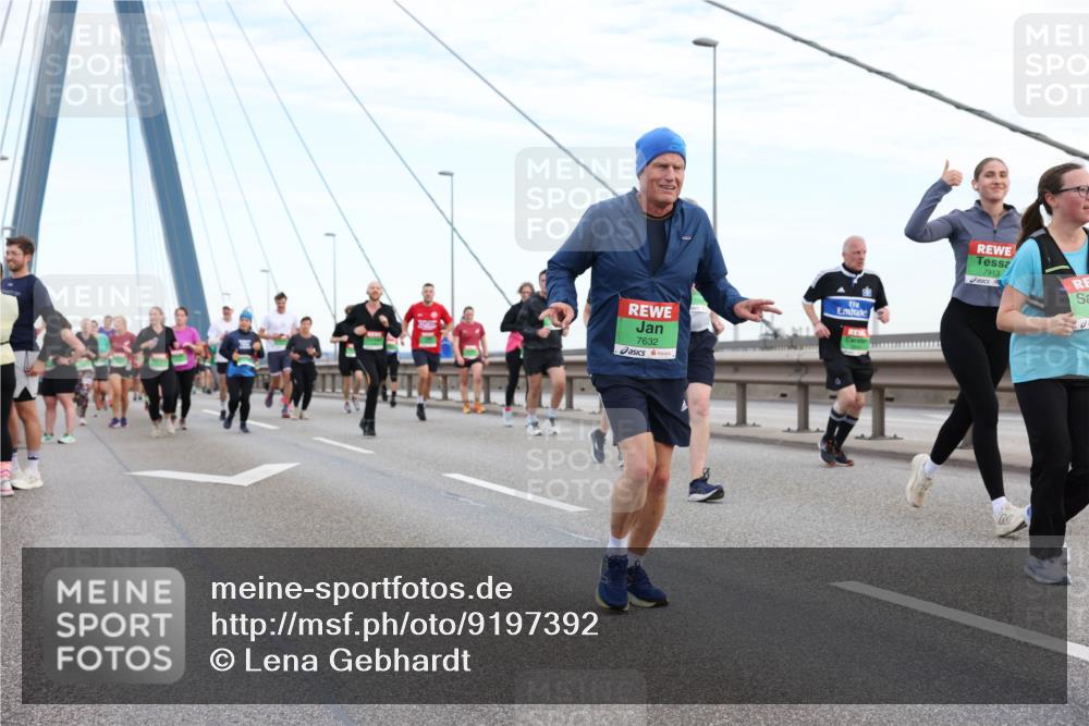 03.10.2025 - Köhlbrandbrückenlauf Lena Gebhardt http://msf.ph/oto/9197392 03.10.2025 15:31:08 Position 1 7632, 7913 meine-sportfotos.de