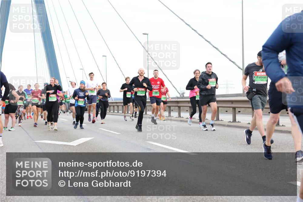 03.10.2025 - Köhlbrandbrückenlauf Lena Gebhardt http://msf.ph/oto/9197394 03.10.2025 15:31:09 Position 1 7989, 30 meine-sportfotos.de
