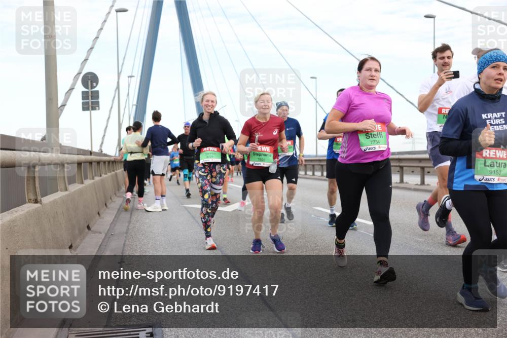 03.10.2025 - Köhlbrandbrückenlauf Lena Gebhardt http://msf.ph/oto/9197417 03.10.2025 15:31:14 Position 1 9721, 7893, 7734, 9153 meine-sportfotos.de