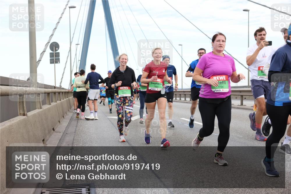 03.10.2025 - Köhlbrandbrückenlauf Lena Gebhardt http://msf.ph/oto/9197419 03.10.2025 15:31:14 Position 1 9721, 7893, 7734, 895 meine-sportfotos.de