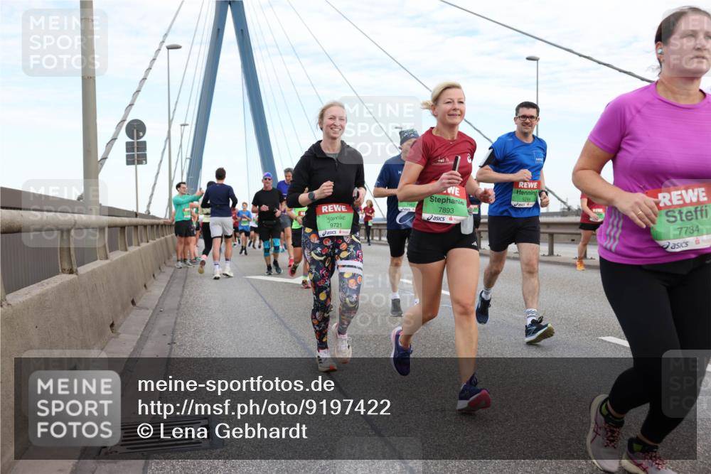 03.10.2025 - Köhlbrandbrückenlauf Lena Gebhardt http://msf.ph/oto/9197422 03.10.2025 15:31:15 Position 1 9721, 7893, 9244, 7734 meine-sportfotos.de