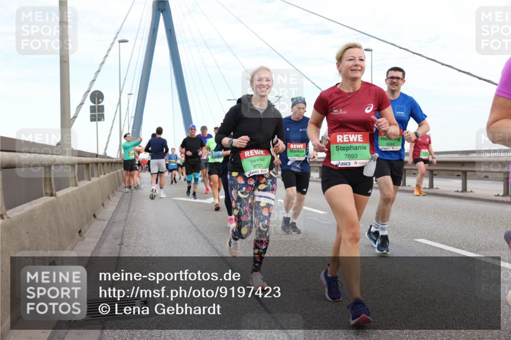 03.10.2025 - Köhlbrandbrückenlauf Lena Gebhardt http://msf.ph/oto/9197423 03.10.2025 15:31:15 Position 1 9721, 7893, 9244 meine-sportfotos.de
