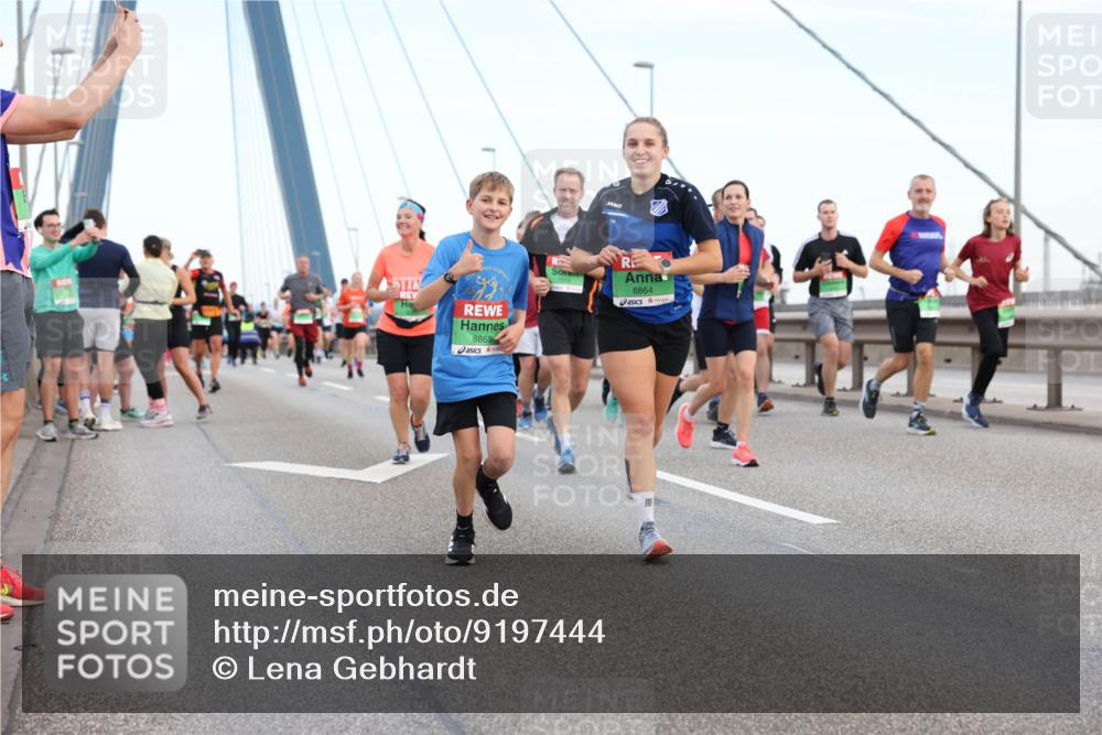03.10.2025 - Köhlbrandbrückenlauf Lena Gebhardt http://msf.ph/oto/9197444 03.10.2025 15:31:20 Position 1 8864, 8865 meine-sportfotos.de