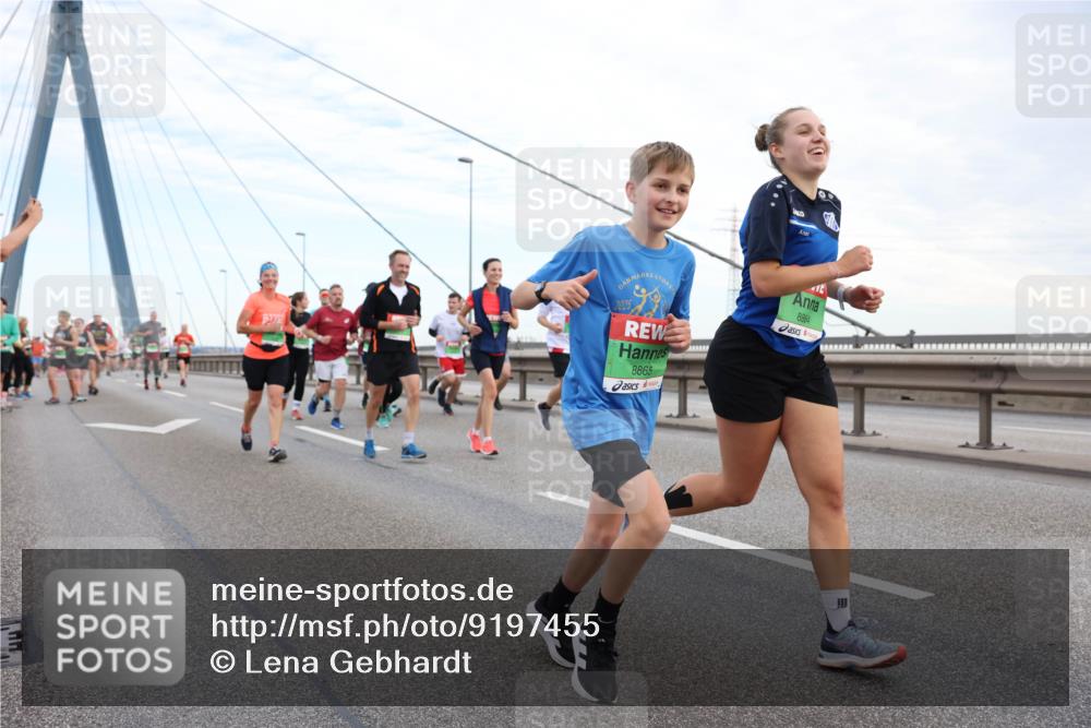 03.10.2025 - Köhlbrandbrückenlauf Lena Gebhardt http://msf.ph/oto/9197455 03.10.2025 15:31:22 Position 1 5727, 2025, 8865, 8864 meine-sportfotos.de