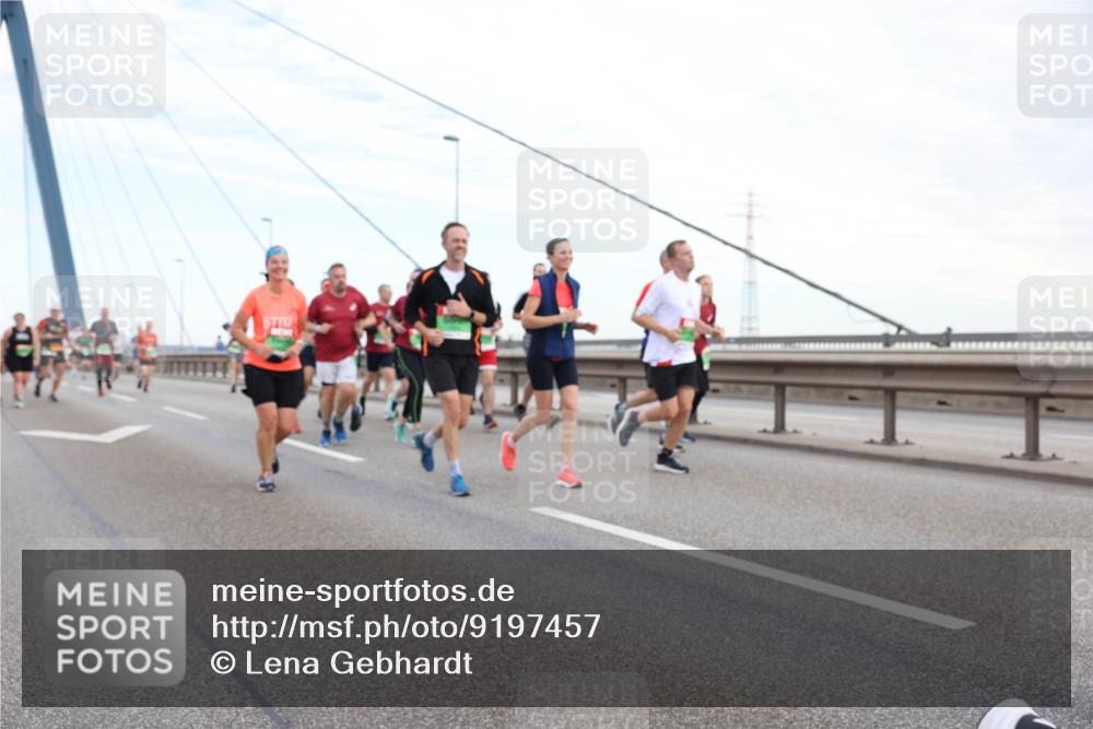03.10.2025 - Köhlbrandbrückenlauf Lena Gebhardt http://msf.ph/oto/9197457 03.10.2025 15:31:22 Position 1  meine-sportfotos.de