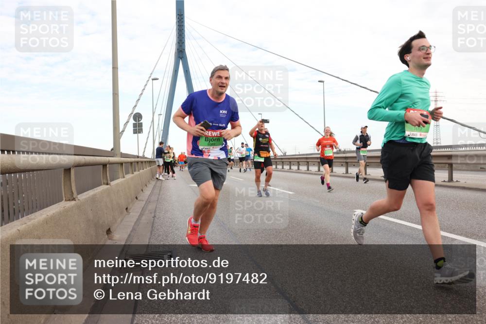 03.10.2025 - Köhlbrandbrückenlauf Lena Gebhardt http://msf.ph/oto/9197482 03.10.2025 15:31:27 Position 1 9383, 7617 meine-sportfotos.de