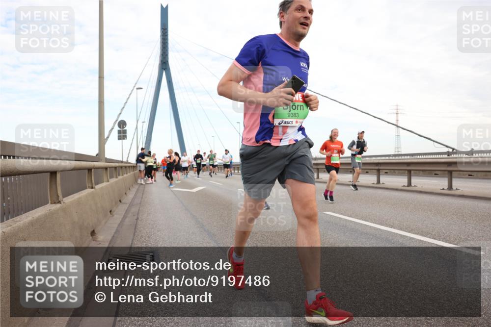 03.10.2025 - Köhlbrandbrückenlauf Lena Gebhardt http://msf.ph/oto/9197486 03.10.2025 15:31:28 Position 1 9383 meine-sportfotos.de