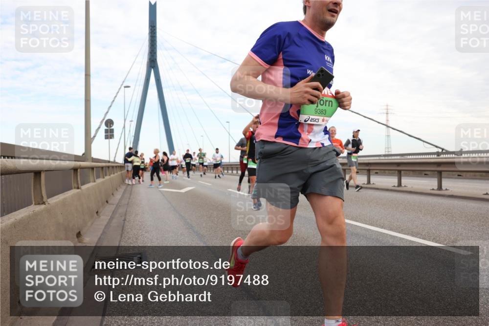 03.10.2025 - Köhlbrandbrückenlauf Lena Gebhardt http://msf.ph/oto/9197488 03.10.2025 15:31:28 Position 1 9383 meine-sportfotos.de