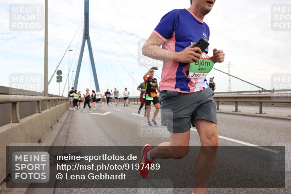 03.10.2025 - Köhlbrandbrückenlauf Lena Gebhardt http://msf.ph/oto/9197489 03.10.2025 15:31:28 Position 1 9383 meine-sportfotos.de