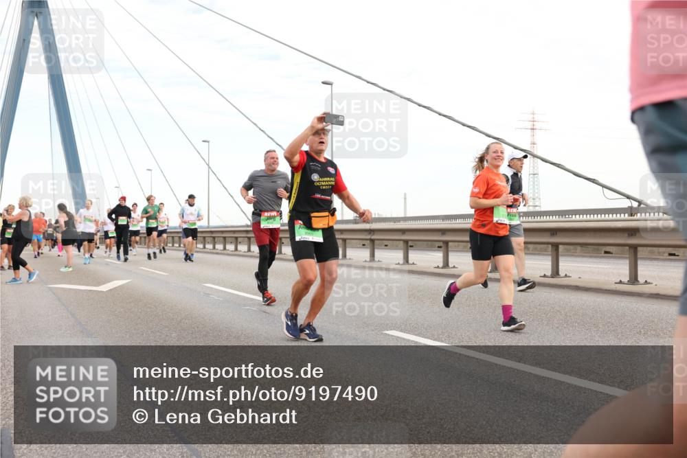 03.10.2025 - Köhlbrandbrückenlauf Lena Gebhardt http://msf.ph/oto/9197490 03.10.2025 15:31:28 Position 1  meine-sportfotos.de