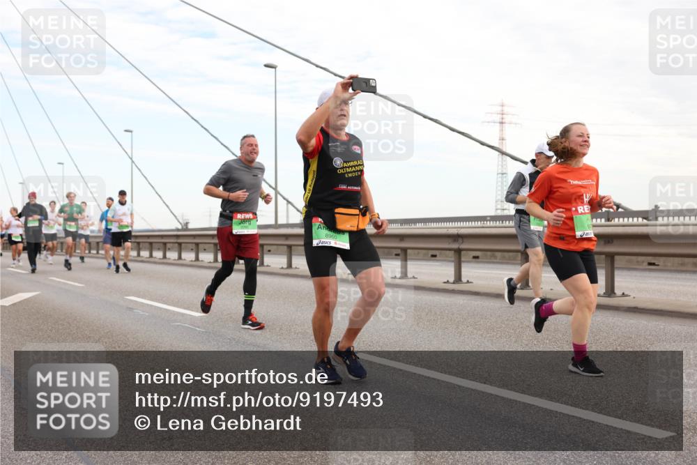 03.10.2025 - Köhlbrandbrückenlauf Lena Gebhardt http://msf.ph/oto/9197493 03.10.2025 15:31:28 Position 1 8960 meine-sportfotos.de