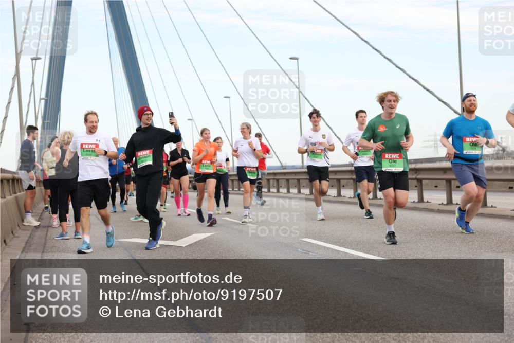 03.10.2025 - Köhlbrandbrückenlauf Lena Gebhardt http://msf.ph/oto/9197507 03.10.2025 15:31:32 Position 1 8540, 9337, 7578 meine-sportfotos.de