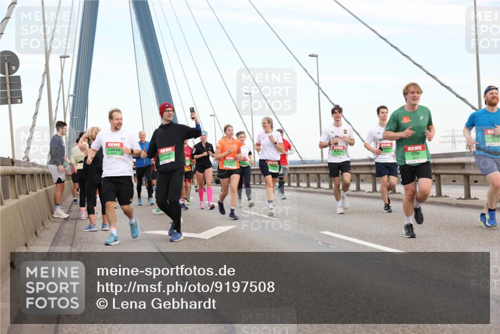 03.10.2025 - Köhlbrandbrückenlauf Lena Gebhardt http://msf.ph/oto/9197508 03.10.2025 15:31:32 Position 1 8540, 9337, 7578 meine-sportfotos.de