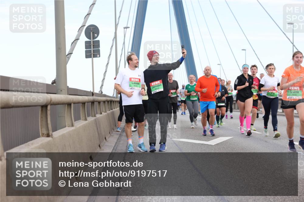 03.10.2025 - Köhlbrandbrückenlauf Lena Gebhardt http://msf.ph/oto/9197517 03.10.2025 15:31:34 Position 1 8540, 8529, 7930 meine-sportfotos.de