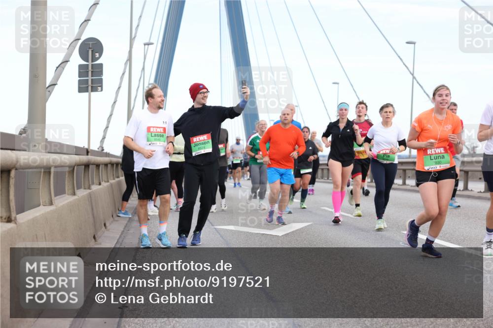03.10.2025 - Köhlbrandbrückenlauf Lena Gebhardt http://msf.ph/oto/9197521 03.10.2025 15:31:34 Position 1 8540, 8529, 1930 meine-sportfotos.de