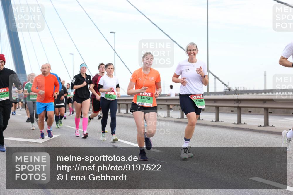 03.10.2025 - Köhlbrandbrückenlauf Lena Gebhardt http://msf.ph/oto/9197522 03.10.2025 15:31:35 Position 1 8529, 7930, 931 meine-sportfotos.de