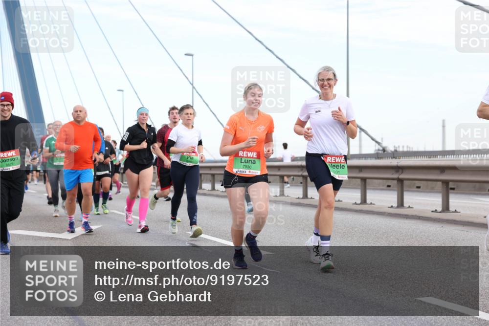 03.10.2025 - Köhlbrandbrückenlauf Lena Gebhardt http://msf.ph/oto/9197523 03.10.2025 15:31:35 Position 1 8529, 7930, 1931 meine-sportfotos.de