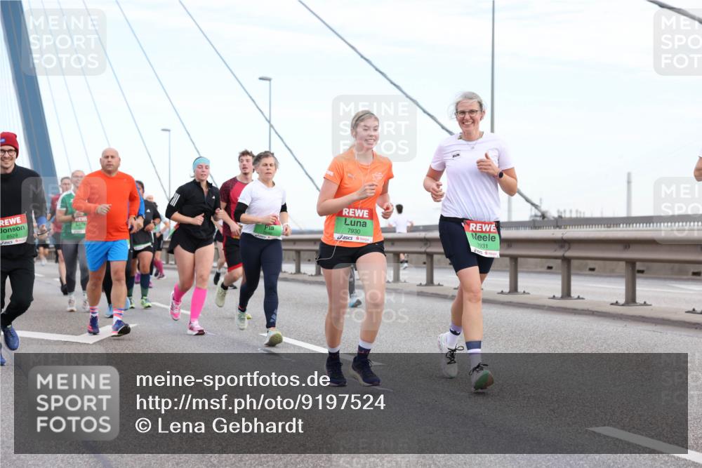 03.10.2025 - Köhlbrandbrückenlauf Lena Gebhardt http://msf.ph/oto/9197524 03.10.2025 15:31:35 Position 1 8529, 7930, 1931 meine-sportfotos.de