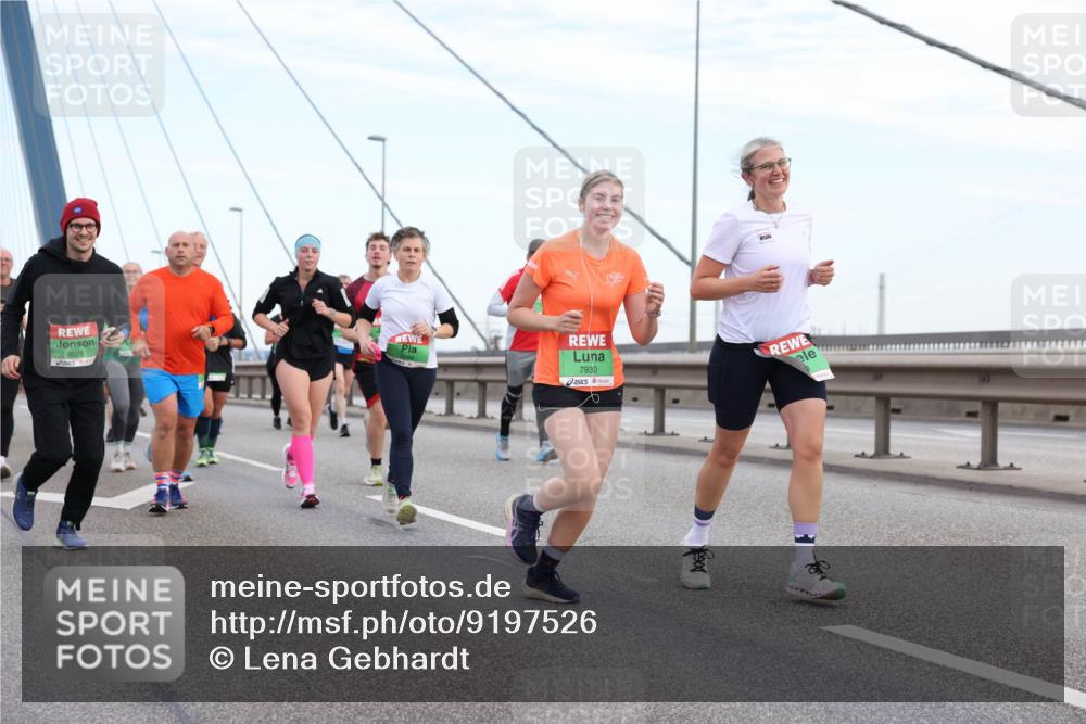 03.10.2025 - Köhlbrandbrückenlauf Lena Gebhardt http://msf.ph/oto/9197526 03.10.2025 15:31:35 Position 1 8529, 7930 meine-sportfotos.de