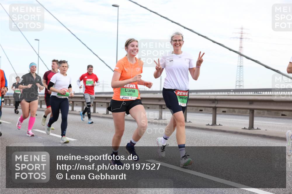 03.10.2025 - Köhlbrandbrückenlauf Lena Gebhardt http://msf.ph/oto/9197527 03.10.2025 15:31:36 Position 1 7930, 931 meine-sportfotos.de