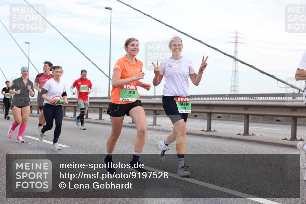 03.10.2025 - Köhlbrandbrückenlauf Lena Gebhardt http://msf.ph/oto/9197528 03.10.2025 15:31:36 Position 1 7930, 7931 meine-sportfotos.de