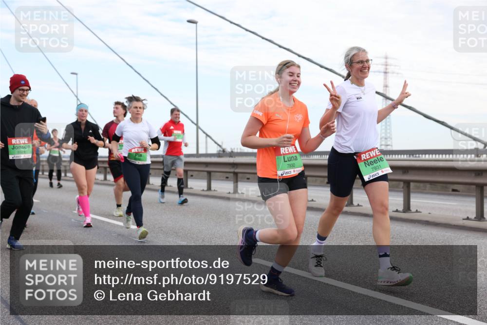 03.10.2025 - Köhlbrandbrückenlauf Lena Gebhardt http://msf.ph/oto/9197529 03.10.2025 15:31:36 Position 1 8529, 7930, 7931 meine-sportfotos.de