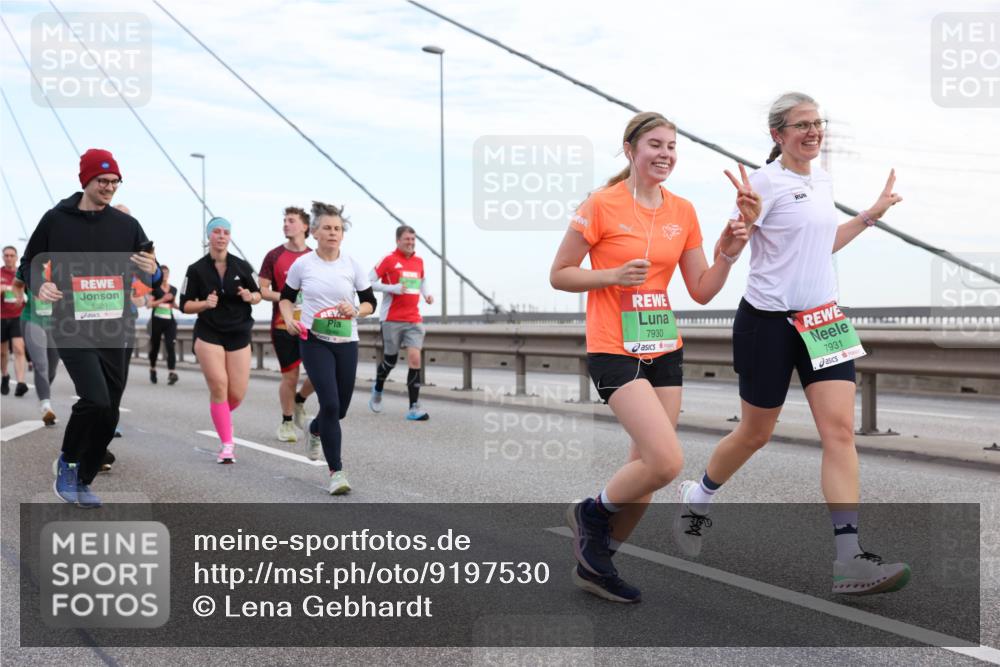 03.10.2025 - Köhlbrandbrückenlauf Lena Gebhardt http://msf.ph/oto/9197530 03.10.2025 15:31:36 Position 1 8529, 7930, 7931 meine-sportfotos.de