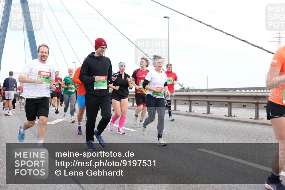 03.10.2025 - Köhlbrandbrückenlauf Lena Gebhardt http://msf.ph/oto/9197531 03.10.2025 15:31:36 Position 1 40, 8529, 7889 meine-sportfotos.de