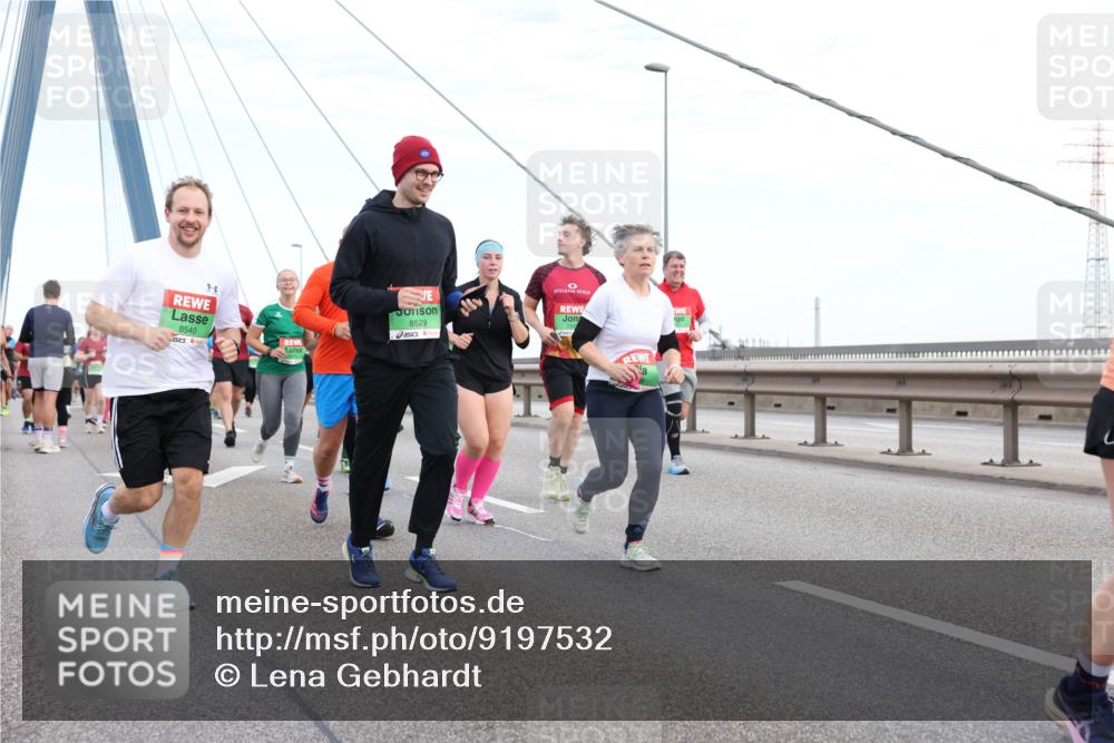 03.10.2025 - Köhlbrandbrückenlauf Lena Gebhardt http://msf.ph/oto/9197532 03.10.2025 15:31:37 Position 1 8540, 8529 meine-sportfotos.de