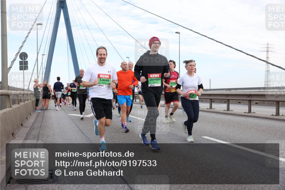 03.10.2025 - Köhlbrandbrückenlauf Lena Gebhardt http://msf.ph/oto/9197533 03.10.2025 15:31:37 Position 1 8540, 8529 meine-sportfotos.de
