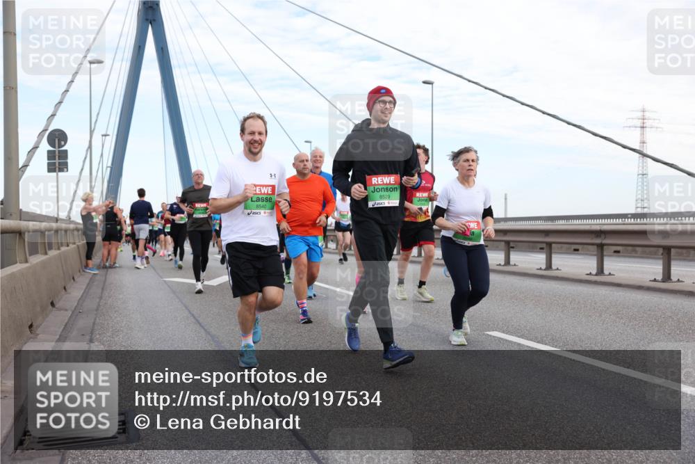 03.10.2025 - Köhlbrandbrückenlauf Lena Gebhardt http://msf.ph/oto/9197534 03.10.2025 15:31:37 Position 1 8540, 8529 meine-sportfotos.de