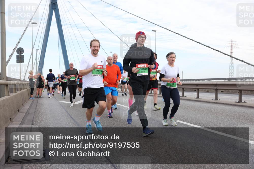 03.10.2025 - Köhlbrandbrückenlauf Lena Gebhardt http://msf.ph/oto/9197535 03.10.2025 15:31:37 Position 1 8540, 8529 meine-sportfotos.de
