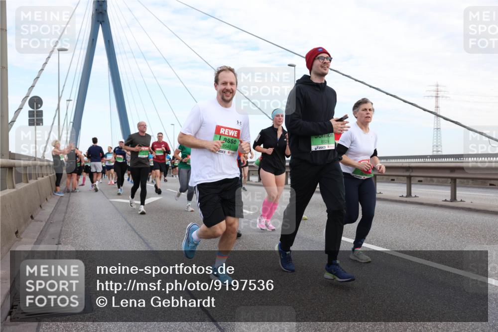 03.10.2025 - Köhlbrandbrückenlauf Lena Gebhardt http://msf.ph/oto/9197536 03.10.2025 15:31:37 Position 1 8540, 8529 meine-sportfotos.de