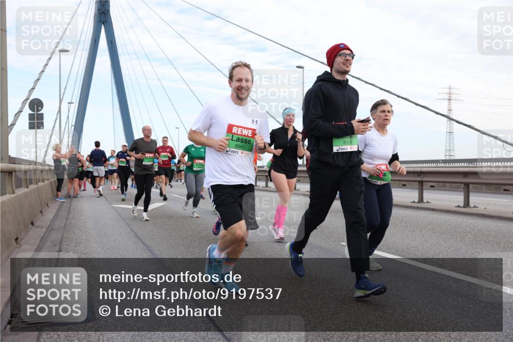 03.10.2025 - Köhlbrandbrückenlauf Lena Gebhardt http://msf.ph/oto/9197537 03.10.2025 15:31:37 Position 1 8540, 8529 meine-sportfotos.de