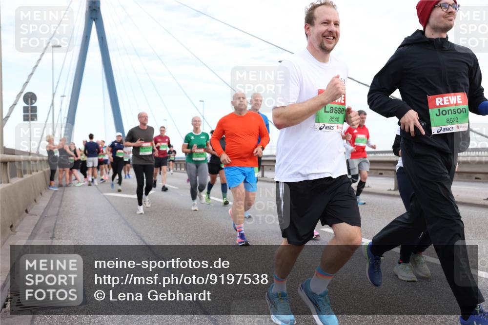 03.10.2025 - Köhlbrandbrückenlauf Lena Gebhardt http://msf.ph/oto/9197538 03.10.2025 15:31:38 Position 1 8540, 8529 meine-sportfotos.de