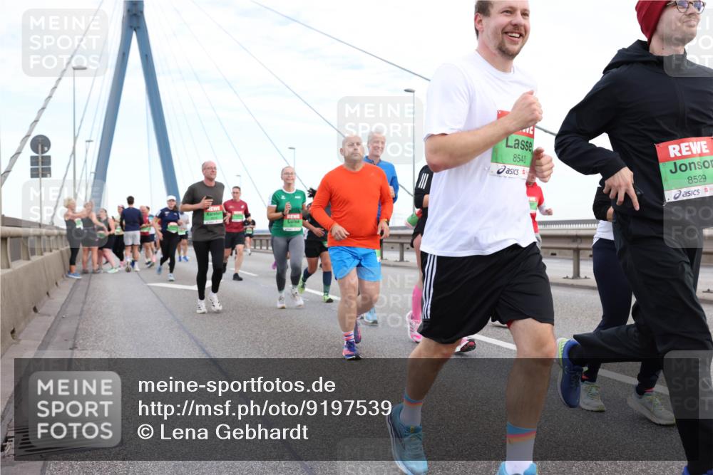03.10.2025 - Köhlbrandbrückenlauf Lena Gebhardt http://msf.ph/oto/9197539 03.10.2025 15:31:38 Position 1 8540, 8529 meine-sportfotos.de