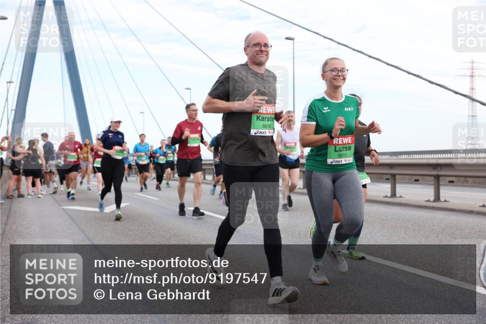 03.10.2025 - Köhlbrandbrückenlauf Lena Gebhardt http://msf.ph/oto/9197547 03.10.2025 15:31:39 Position 1 8816, 7, 8815 meine-sportfotos.de