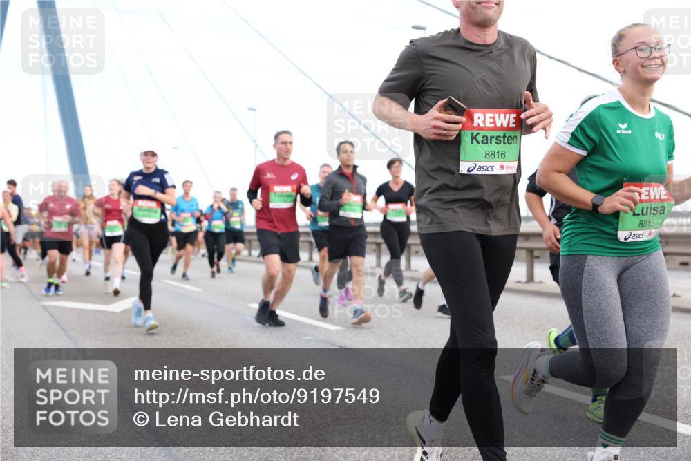 03.10.2025 - Köhlbrandbrückenlauf Lena Gebhardt http://msf.ph/oto/9197549 03.10.2025 15:31:39 Position 1 8816, 8815 meine-sportfotos.de