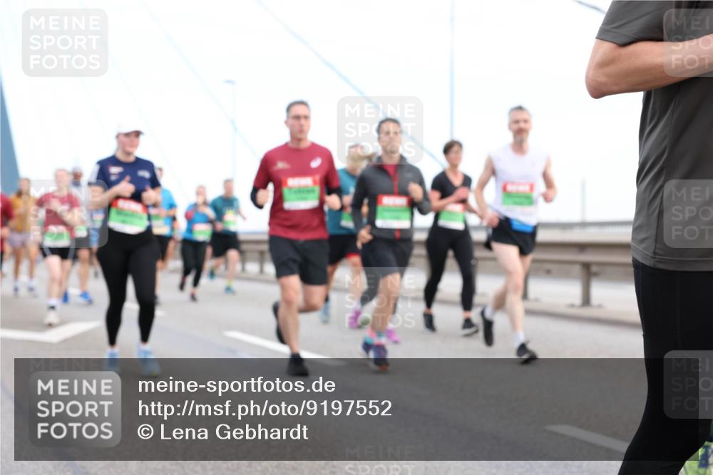 03.10.2025 - Köhlbrandbrückenlauf Lena Gebhardt http://msf.ph/oto/9197552 03.10.2025 15:31:40 Position 1  meine-sportfotos.de
