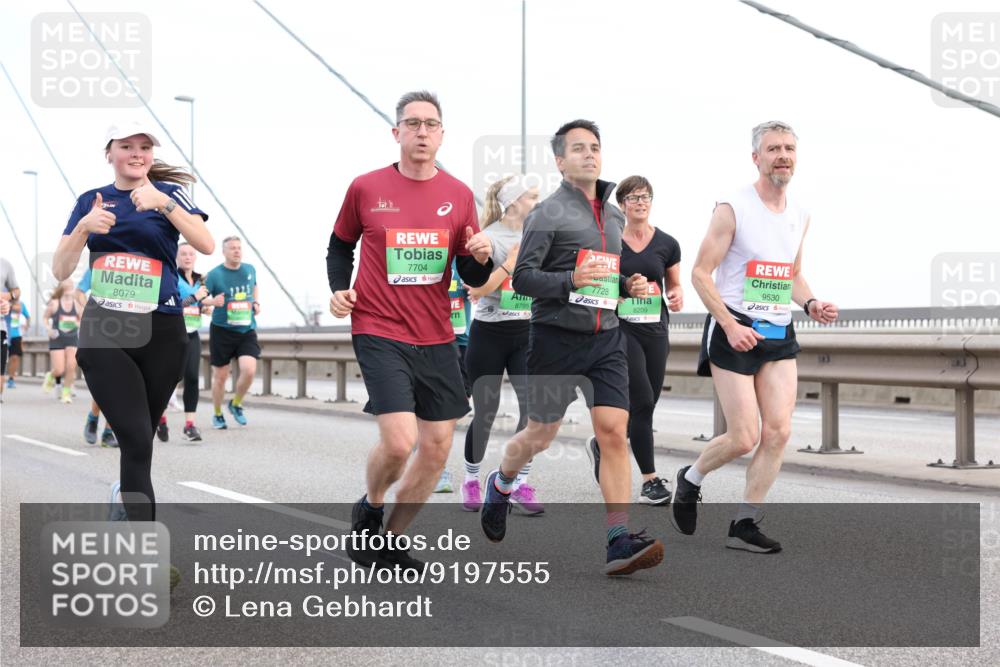 03.10.2025 - Köhlbrandbrückenlauf Lena Gebhardt http://msf.ph/oto/9197555 03.10.2025 15:31:40 Position 1 8079, 7704, 8209, 9530, 7728, 8795 meine-sportfotos.de