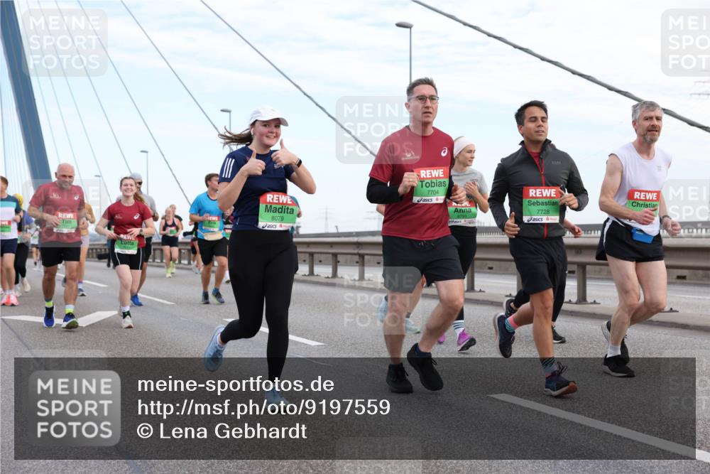 03.10.2025 - Köhlbrandbrückenlauf Lena Gebhardt http://msf.ph/oto/9197559 03.10.2025 15:31:41 Position 1 8079, 7704, 8795, 7728 meine-sportfotos.de