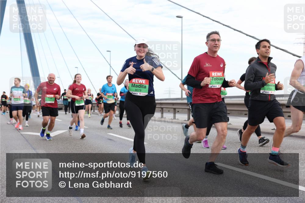 03.10.2025 - Köhlbrandbrückenlauf Lena Gebhardt http://msf.ph/oto/9197560 03.10.2025 15:31:41 Position 1 8079, 7704, 7728 meine-sportfotos.de