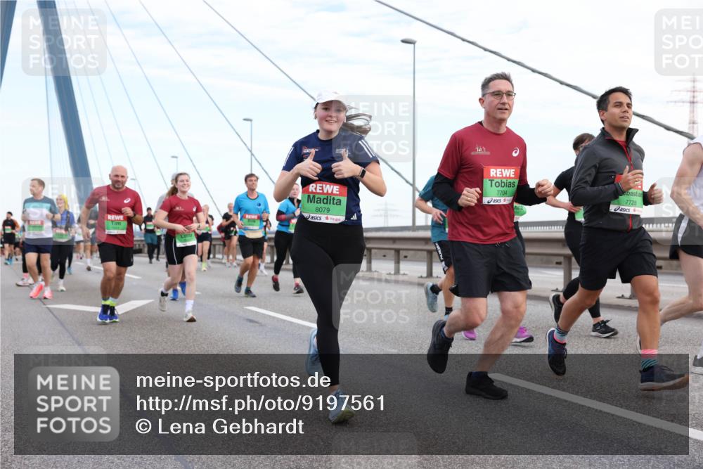 03.10.2025 - Köhlbrandbrückenlauf Lena Gebhardt http://msf.ph/oto/9197561 03.10.2025 15:31:41 Position 1 8079, 7704, 7728 meine-sportfotos.de