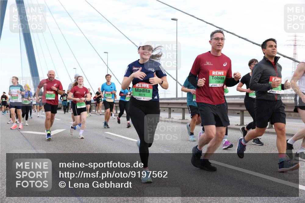 03.10.2025 - Köhlbrandbrückenlauf Lena Gebhardt http://msf.ph/oto/9197562 03.10.2025 15:31:41 Position 1 8079, 7704, 7728 meine-sportfotos.de