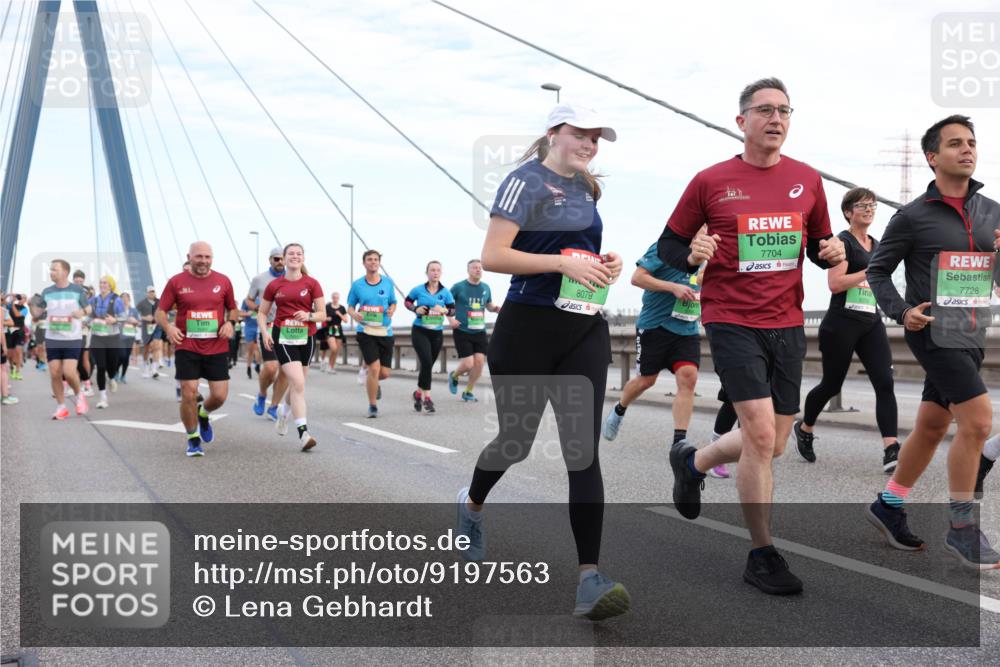 03.10.2025 - Köhlbrandbrückenlauf Lena Gebhardt http://msf.ph/oto/9197563 03.10.2025 15:31:41 Position 1 8079, 7704, 7728 meine-sportfotos.de