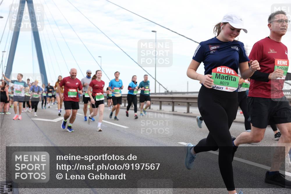 03.10.2025 - Köhlbrandbrückenlauf Lena Gebhardt http://msf.ph/oto/9197567 03.10.2025 15:31:42 Position 1 8079 meine-sportfotos.de