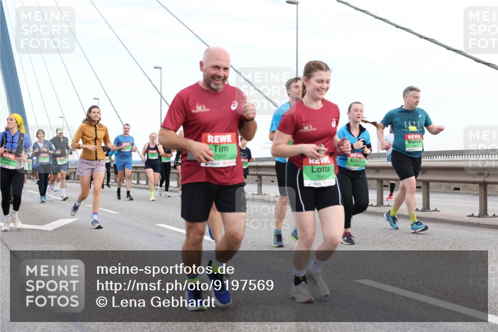 03.10.2025 - Köhlbrandbrückenlauf Lena Gebhardt http://msf.ph/oto/9197569 03.10.2025 15:31:43 Position 1 7683, 7681, 9450 meine-sportfotos.de