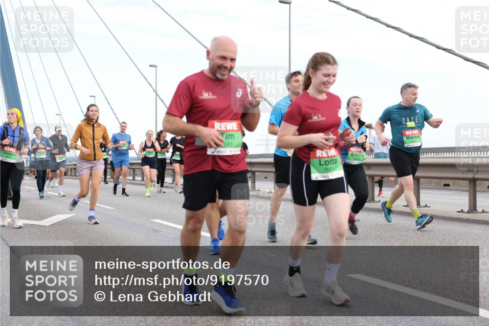 03.10.2025 - Köhlbrandbrückenlauf Lena Gebhardt http://msf.ph/oto/9197570 03.10.2025 15:31:43 Position 1 683, 7681, 2025, 9321 meine-sportfotos.de
