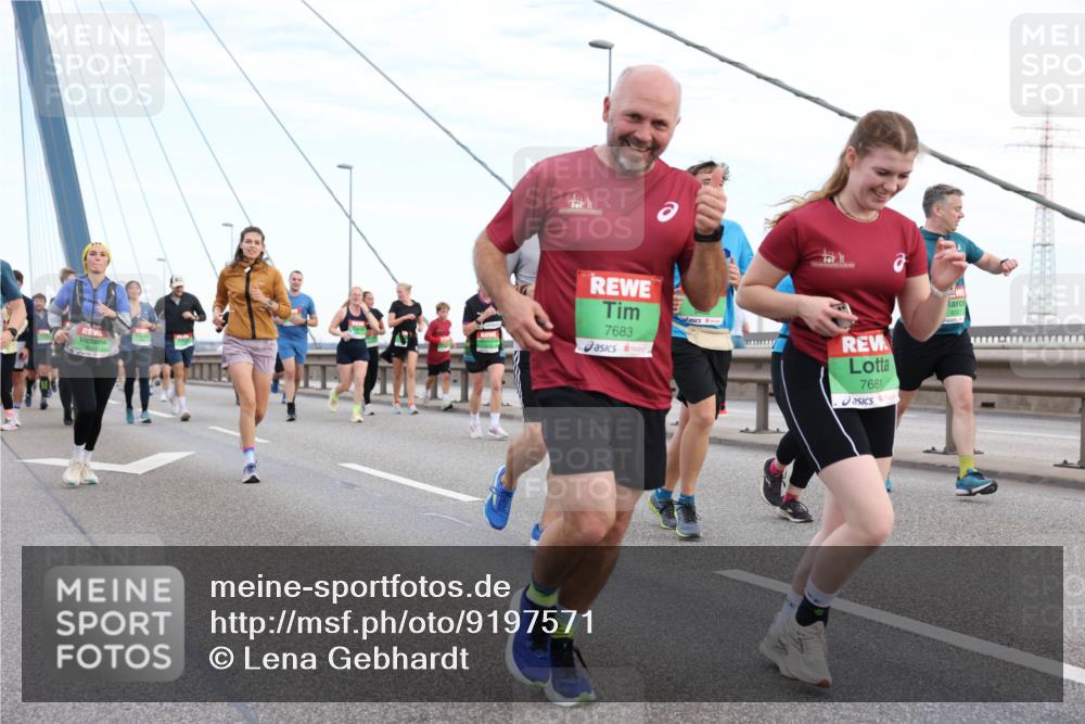 03.10.2025 - Köhlbrandbrückenlauf Lena Gebhardt http://msf.ph/oto/9197571 03.10.2025 15:31:43 Position 1 7683, 7681 meine-sportfotos.de