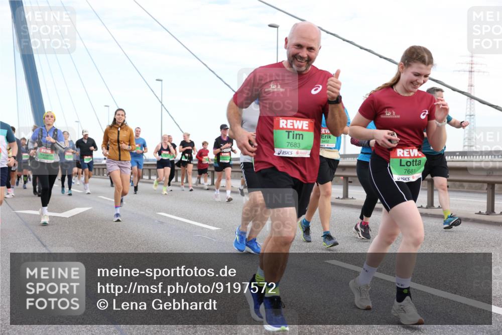 03.10.2025 - Köhlbrandbrückenlauf Lena Gebhardt http://msf.ph/oto/9197572 03.10.2025 15:31:43 Position 1 7683, 9452, 7681 meine-sportfotos.de